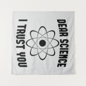 親愛なる科学よ、あなたを信じます - おもしろ物理教師 タペストリー (正面(横))