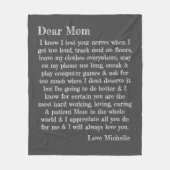 親愛MOMタイポグラフィレターダークグレーパーソナライズされた フリースブランケット (正面)