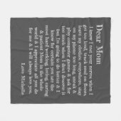 親愛MOMタイポグラフィレターダークグレーパーソナライズされた フリースブランケット (正面(横))