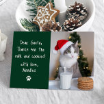 親愛Santa Milk and Cookiesグリーンペットフォトおもしろい シーズンカード<br><div class="desc">猫おもしろいや犬からサンタへのメモが書かれたクリスマスカードは、緑の背景の手書きの白いレタリング。サンタクロースへの手紙は「親愛Santa感謝してい,  for the milk and cookie!」と表示され、ペットの名前とポープリントは以下の通り。縦のペットお気に入りのの写真を追加するカードの裏には緑と白の雪模様が入っている。</div>