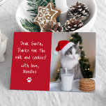 親愛Santa Milk and Cookies Red Pet写真おもしろい シーズンカード<br><div class="desc">赤いおもしろい背景を持つ手書きの白いレタリングで、あなたの猫や犬からサンタへのメモを取ったクリスマスカード。サンタクロースへの手紙は「親愛Santa感謝してい,  for the milk and cookie!」と表示され、ペットの名前とポープリントは以下の通り。縦のペットお気に入りのの写真を追加するカードの裏には雪の模様が赤と白ある。</div>