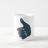親指は男を持ち上げます コーヒーマグカップ (中央)