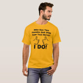 親指立ててるの誰? オリジナル 変なTシャツ Tシャツ (正面フル)