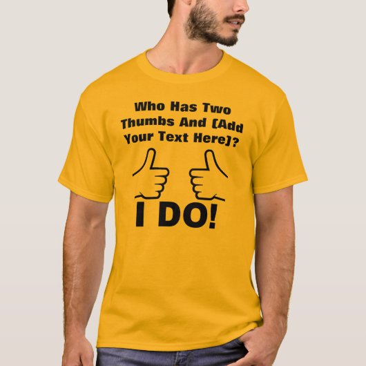 親指立ててるの誰? オリジナル 変なTシャツ Tシャツ (正面)