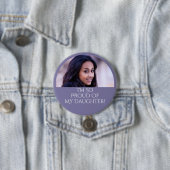 親誇りを持った卒業娘フォトパープル 缶バッジ (インサイチュ)