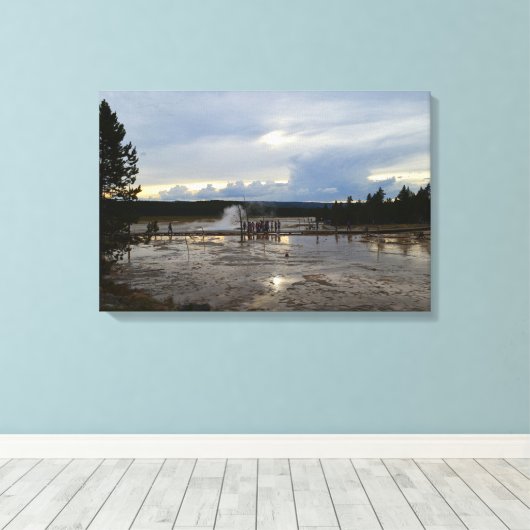 観光客がイエローストーンのローワーゲイザー盆地を訪れる キャンバスプリント (インサイチュ (ウッドフロア))