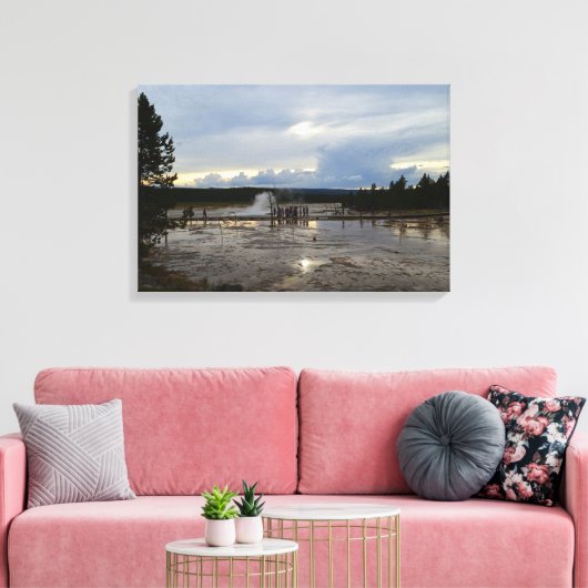 観光客がイエローストーンのローワーゲイザー盆地を訪れる キャンバスプリント (インサイチュ (リビング))