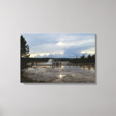 観光客がイエローストーンのローワーゲイザー盆地を訪れる キャンバスプリント (正面)