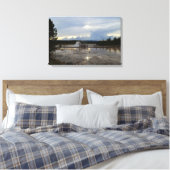 観光客がイエローストーンのローワーゲイザー盆地を訪れる キャンバスプリント (インサイチュ (寝室))