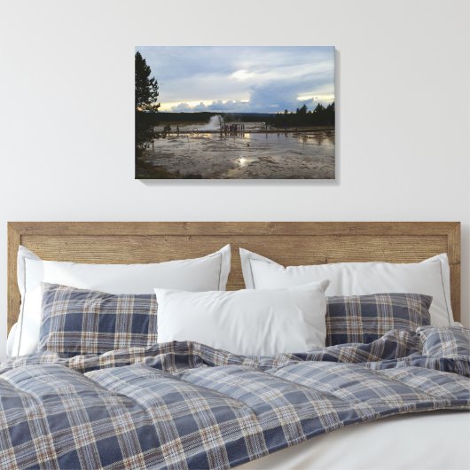 観光客がイエローストーンのローワーゲイザー盆地を訪れる キャンバスプリント (インサイチュ (寝室))