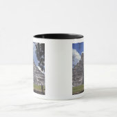 観光客は過去を歩き、El 2の復元されていない側を歩く マグカップ (中央)