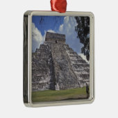 観光客は過去を歩き、El 2の復元されていない側を歩く メタルオーナメント (右)