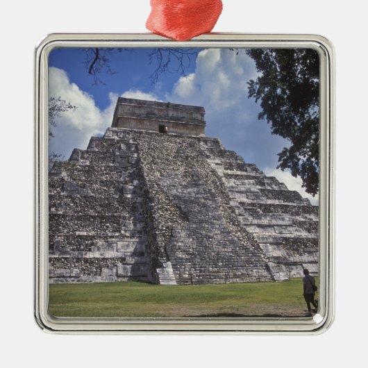 観光客は過去を歩き、El 2の復元されていない側を歩く メタルオーナメント (正面)