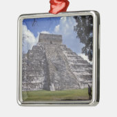 観光客は過去を歩き、El 2の復元されていない側を歩く メタルオーナメント (左)