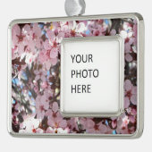 観賞用の花の木の上のピンクの花 シルバープレートフレームオーナメント (左)