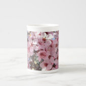 観賞用の花の木の上のピンクの花 ボーンチャイナマグカップ (正面)