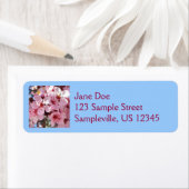 観賞用の花の木の上のピンクの花 ラベル (インサイチュ)