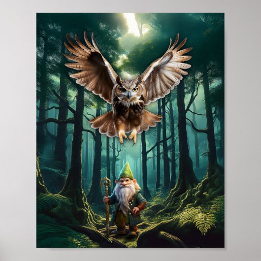 角のあるフクロウの守護者と共にいる森のノーム ポスター (正面)