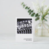 角写真0241 – タイプライター 名刺 (スタンド正面)