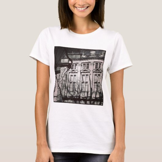 角写真 – 大学 Tシャツ (正面)