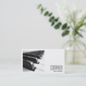 角写真(v2) – キーボードB&W 名刺 (スタンド正面)