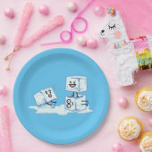 角氷の積み重ねの溶解の風邪をスリップまたは滑ること氷った立方体水 ペーパープレート (パーティー)