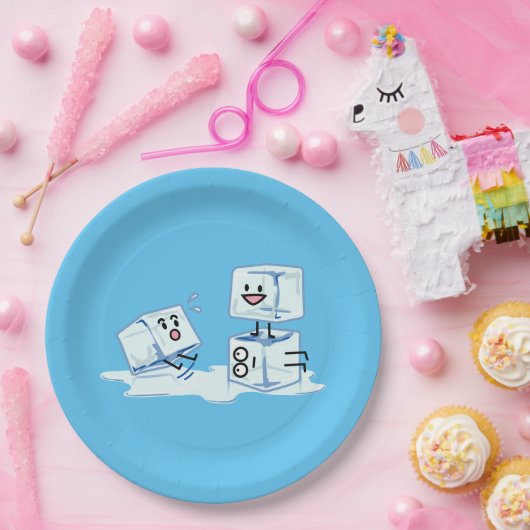 角氷の積み重ねの溶解の風邪をスリップまたは滑ること氷った立方体水 ペーパープレート (パーティー)