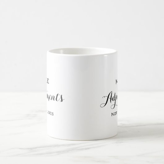 言い訳ではなく調整を行う – タイポグラフィ モダン コーヒーマグカップ (中央)