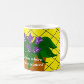 言葉の入った紫の鉢植えの花 コーヒーマグカップ (正面右)