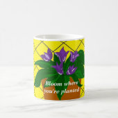 言葉の入った紫の鉢植えの花 コーヒーマグカップ (中央)