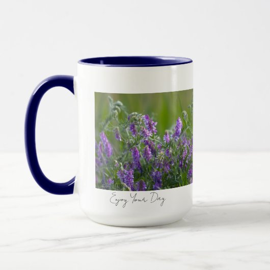 言葉の入った紫色の花のマグ マグカップ (左)