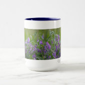 言葉の入った紫色の花のマグ マグカップ (中央)