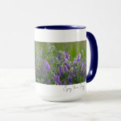 言葉の入った紫色の花のマグ マグカップ (正面右)