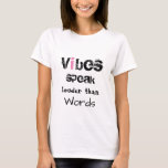 *~*言葉よりも話大きい白い雰囲気 Tシャツ<br><div class="desc">*言葉よりも話大きなバイブ白い女の子の可愛いファッションのトレンディー白い女の子ののフィットネススポーツTシャツ*フォントは黒でピンクの文字が1つ。言葉の色が変わることがある。スタイルの手紙があるグランジ。「言葉よ素晴らしりVIBES 話 THAN WORDS」という言葉を持つシックな女性の白いTシャツ。このデザインは確かに甘い先生、叔母、ガールフレンド、母、祖母の妹や妻のギフトである。任意のスピリチュアルニューエイジ形而上的な禅の愛ヨガインストラクター、ヒーラー、霊気マスター、マッサージピラティス先生、瞑想マインドフルネス先生、サイキック、透視、タロットリーダー、セラピストライフコーチ、チー香港武術の芸術の先生や癒し芸術の開業医ホリスティックは、絶対にこのtシャツを愛する。===霊気の遠隔エネルギー治療者として、自分のモダリティを持つオーロラ・ミスティカ(R)私はそれをおもしろいと私のデザインを持つ他の製品だけでなく、Tシャツを作成するために満たされている。私の意図は、私のデザインや製品を購入する人のための癒しを促進することである。すべての製品I(Anna Rosa)デザインは癒しのエネルギーを微妙に充電されている。いつ、どのように私のTシャツを衣服しても、あなたは甘いヒーリングエネルギーの波によってすべての上に抱き込まれる。このデザインは良さだけでなく…それは良感じ過に良い実在😃良いバイブ：) ============より多くのヒーリングエネルギーのバイブは私のリモート距離治療サイトを訪問する： http://www.reikiwithtrust.com http://auroramisticadistancehealing.com Facebook.com/annarosaeverythingenergyは私のページである。ストップ来て免責事項：私が距離治療者として行うことは、医療や心理的なサービスの代替というよりも、賛辞の目的である。あなたの不均衡と苦情のための健康または心理的なプロフェッショナルを参照しなさい。</div>