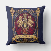 言葉話よりも大きい行動 – Acta Non Verba クッション (裏面)