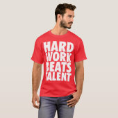 言葉 – 懸命やる気を起こさせるワークビートタレント Tシャツ (正面フル)