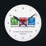 言語病理平和愛SLPカスタム ラウンド壁時計<br><div class="desc">Peace Love SLP。私はスピーチセラピーが大好き。言語病理学者のオフィスの壁時計。平和ラブスピーチ言語病理学。</div>