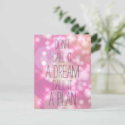 計画と呼ぶ – ピンク感動的引用文 ポストカード (スタンド正面)
