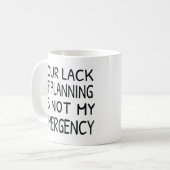 計画のあなたの欠乏は私の緊急のコーヒーではないです コーヒーマグカップ (正面左)
