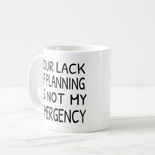 計画のあなたの欠乏は私の緊急のコーヒーではないです コーヒーマグカップ (正面左)
