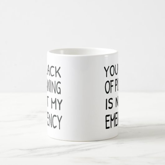 計画のあなたの欠乏は私の緊急のコーヒーではないです コーヒーマグカップ (中央)