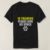 訓練中お願与えい宇宙犬訓練ドッグ Tシャツ (デザイン正面)