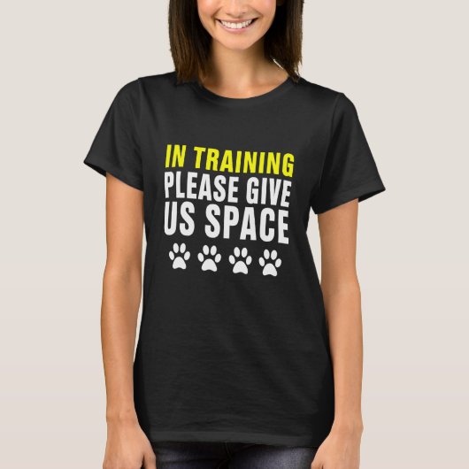訓練中お願与えい宇宙犬訓練ドッグ Tシャツ (正面)