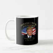 記念するドナルド・トランプ大統領の就任式 コーヒーマグカップ (左)