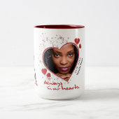 記念ハートをテーマにした記念碑 ツートーンマグカップ (中央)