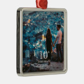 記念写真カスタムのシック結婚なホワイトフォント メタルオーナメント (右)