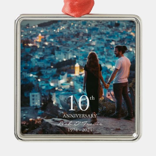 記念写真カスタムのシック結婚なホワイトフォント メタルオーナメント (正面)