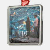 記念写真カスタムのシック結婚なホワイトフォント メタルオーナメント (左)