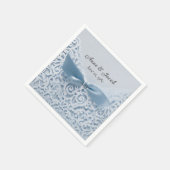 記念日のレース上のブルーサテンボウ スタンダードカクテルナプキン (角)