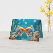 記念日キスをするのハート泡を持つ魚 カード (黄色い花)